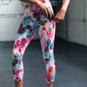 Zyia Active Watercolor Pink Floral Light N Tight Cropped Leggings Size 6-8